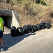 Τράπεζα: Εθελοντές παραθεριστές καθάρισαν μετά την αποκάλυψη «χωματερής» ΦΩΤΟ