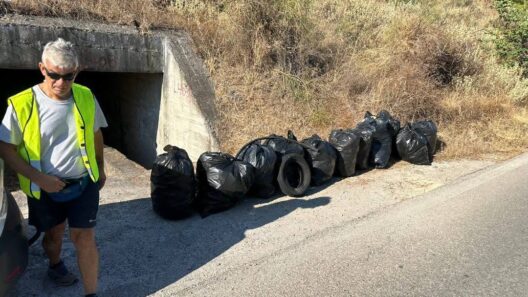 Τράπεζα: Εθελοντές παραθεριστές καθάρισαν μετά την αποκάλυψη «χωματερής» ΦΩΤΟ