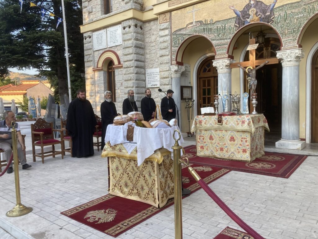 Υπαίθριος ο πανηγυρικός Αρχιερατικός εσπερινός στα Καλάβρυτα ΒΙΝΤΕΟ-ΦΩΤΟ
