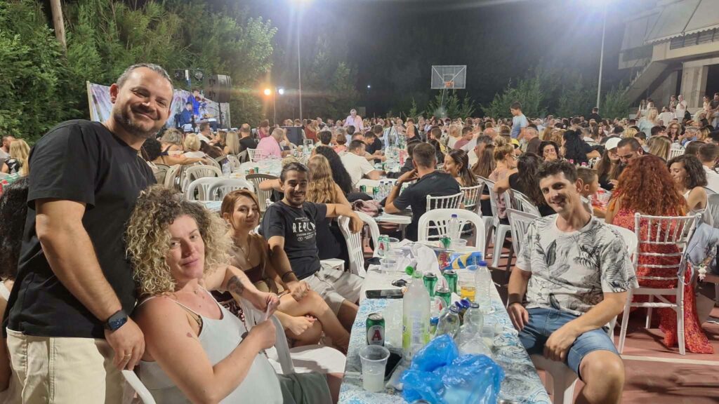 «Βούλιαξε» παραμονή Δεκαπενταύγουστου η πλατεία της Τέμενης ΦΩΤΟ