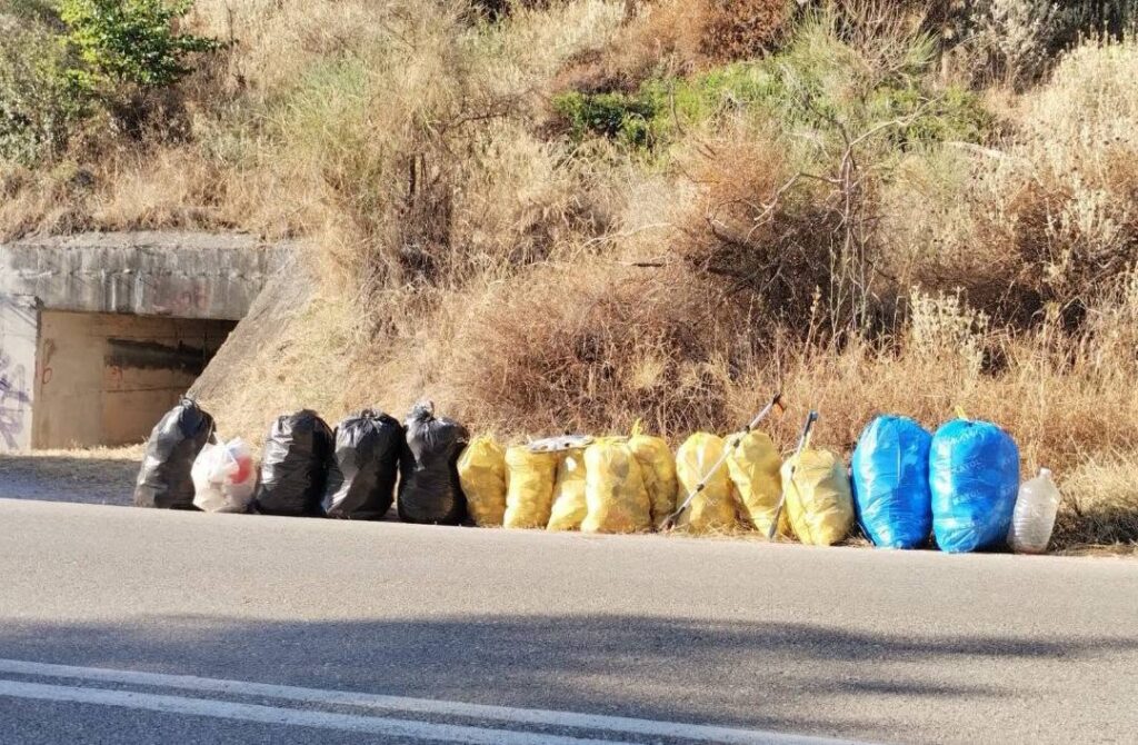 Τράπεζα: Εθελοντές παραθεριστές καθάρισαν μετά την αποκάλυψη «χωματερής» ΦΩΤΟ