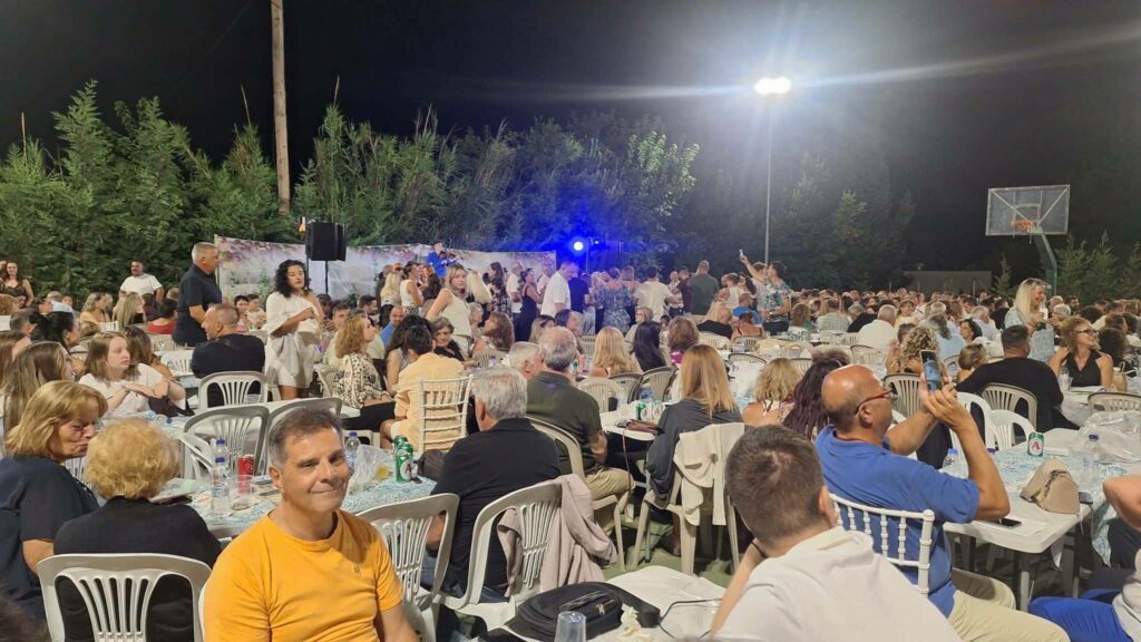 «Βούλιαξε» παραμονή Δεκαπενταύγουστου η πλατεία της Τέμενης ΦΩΤΟ