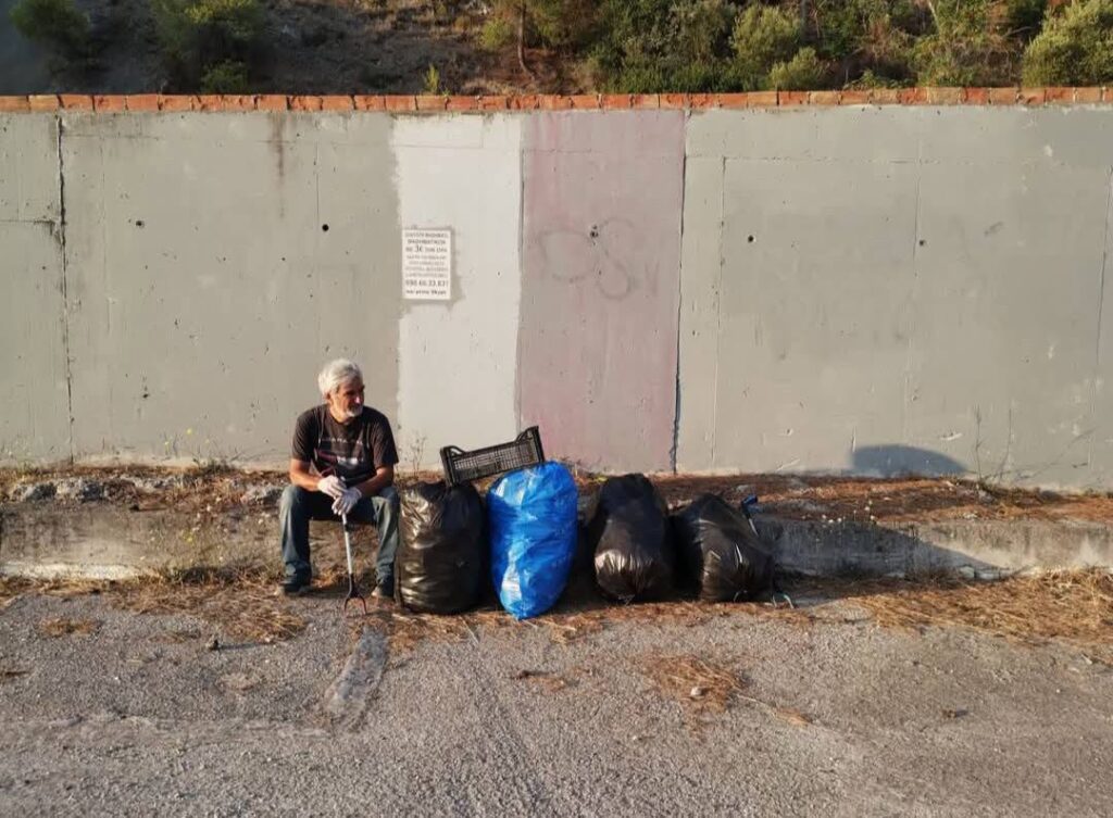 Τράπεζα: Εθελοντές παραθεριστές καθάρισαν μετά την αποκάλυψη «χωματερής» ΦΩΤΟ