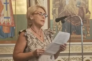 Γυναίκα με καλαμπρύτινα μαλλιά