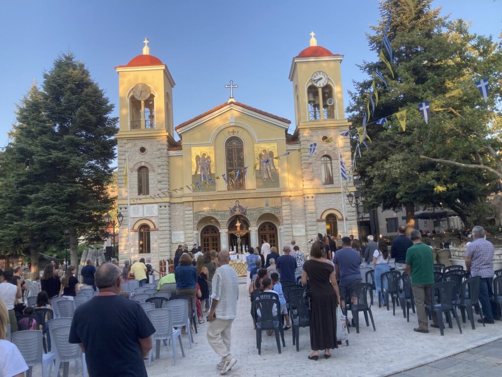 Υπαίθριος ο πανηγυρικός Αρχιερατικός εσπερινός στα Καλάβρυτα ΒΙΝΤΕΟ-ΦΩΤΟ