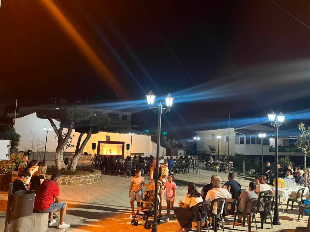 Παράσταση με τον Καραγκιόζη από τον Εκπολιτιστικό Σύλλογο Κρίνου ΦΩΤΟ