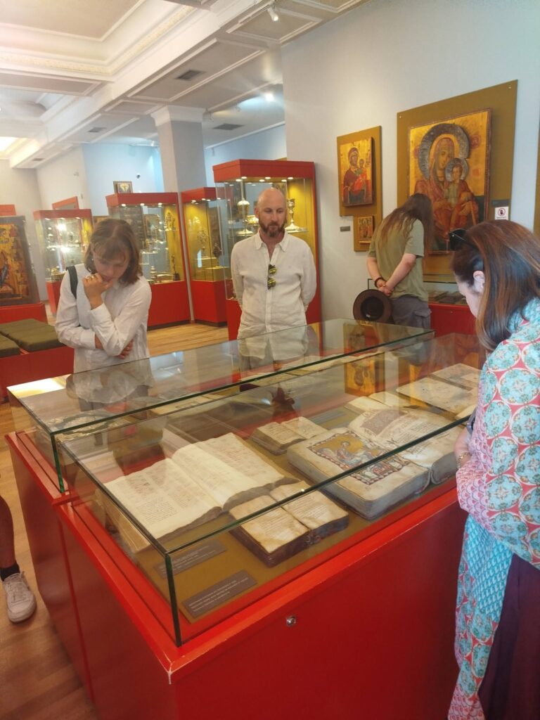 Επίσκεψη στο Μέγα Σπήλαιο από την Εταιρεία Φίλων Αρχαίας Ελίκης ΦΩΤΟ
