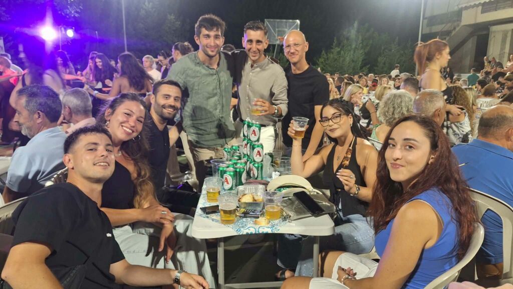«Βούλιαξε» παραμονή Δεκαπενταύγουστου η πλατεία της Τέμενης ΦΩΤΟ
