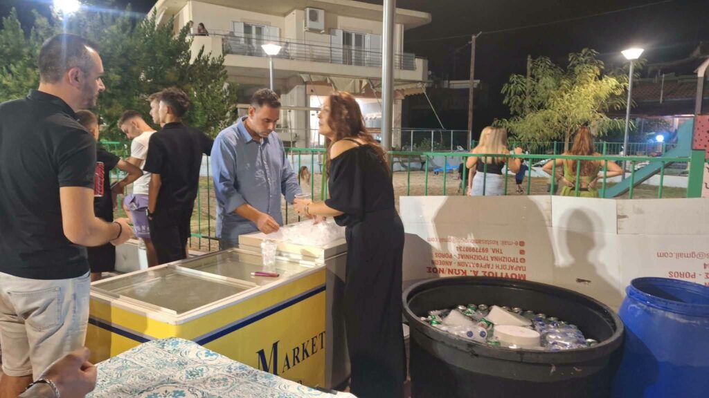 «Βούλιαξε» παραμονή Δεκαπενταύγουστου η πλατεία της Τέμενης ΦΩΤΟ