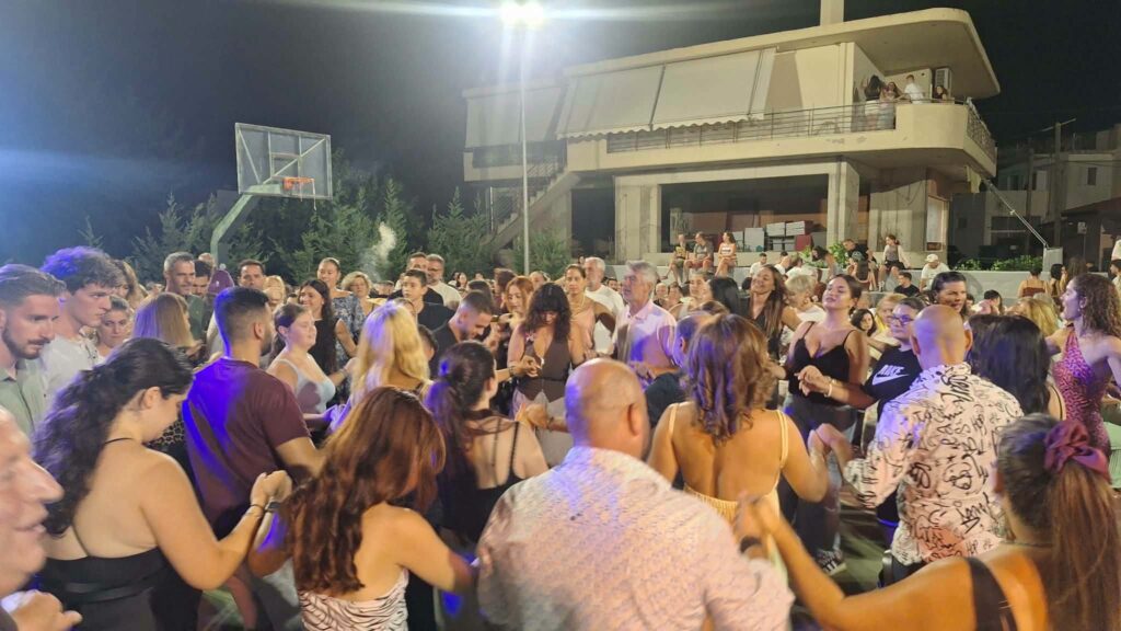 «Βούλιαξε» παραμονή Δεκαπενταύγουστου η πλατεία της Τέμενης ΦΩΤΟ 13 «Βούλιαξε» παραμονή Δεκαπενταύγουστου η πλατεία της Τέμενης ΦΩΤΟ