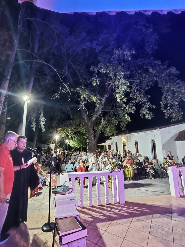 Στον ναό των Αγίων Μυροφόρων Εγλυκάδος τα εγκώμια της Υπεραγίας Θεοτόκου ΦΩΤΟ