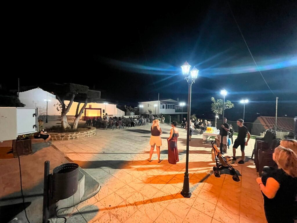 Παράσταση με τον Καραγκιόζη από τον Εκπολιτιστικό Σύλλογο Κρίνου ΦΩΤΟ