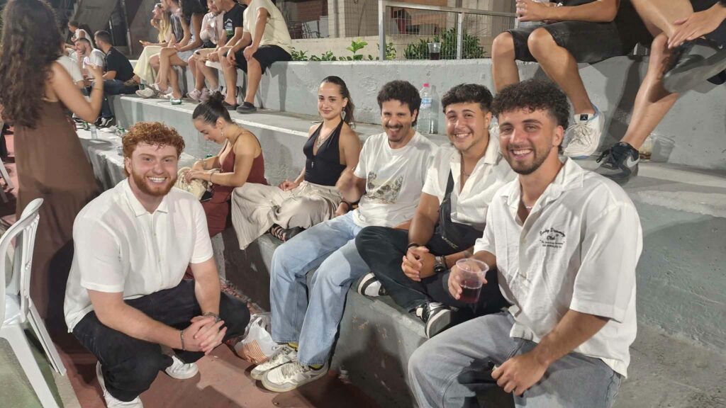 «Βούλιαξε» παραμονή Δεκαπενταύγουστου η πλατεία της Τέμενης ΦΩΤΟ