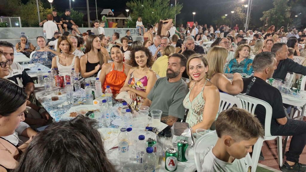 «Βούλιαξε» παραμονή Δεκαπενταύγουστου η πλατεία της Τέμενης ΦΩΤΟ