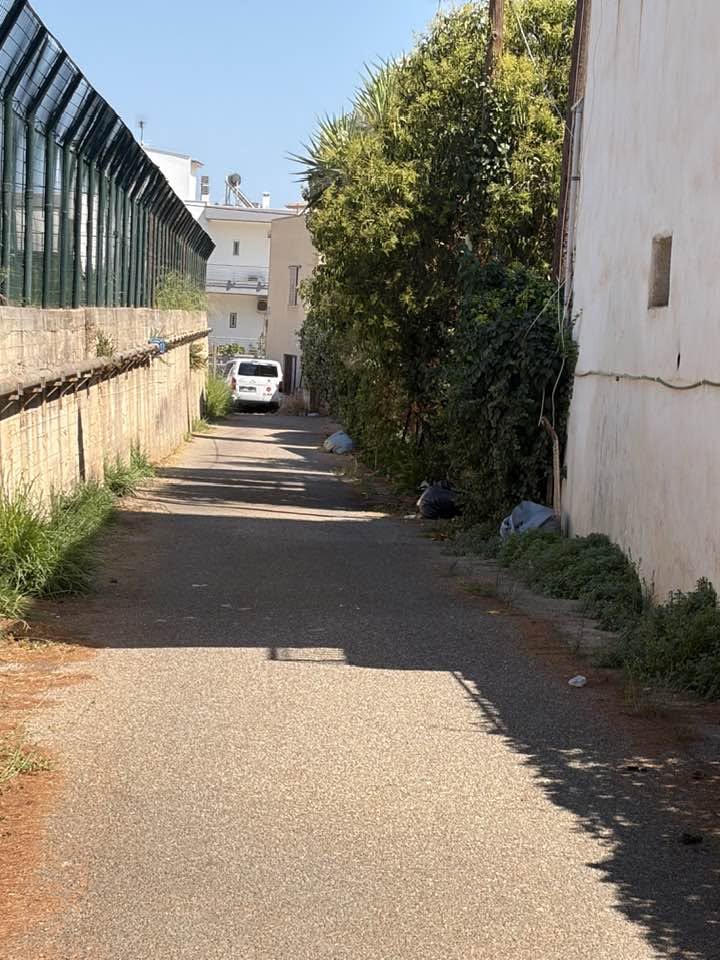 Αίγιο: Παρατημένα σκουπίδια και κλαδέματα για πάνω από δύο μήνες ΦΩΤΟ