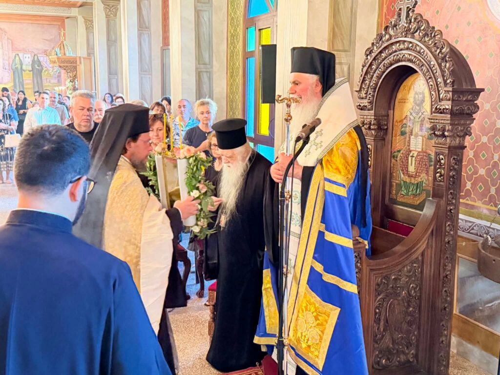 Ο Αρχιεπίσκοπος Ιερώνυμος και ο Μητροπολίτης Αμβρόσιος σε πανηγυρ…