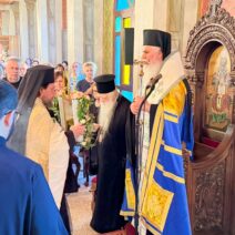 Πανηγυρικός εσπερινός στο Μέγα Σπήλαιο με Ιερώνυμο και Αμβρόσιο ΦΩΤΟ 3 Ο Αρχιεπίσκοπος Ιερώνυμος και ο Μητροπολίτης Αμβρόσιος σε πανηγυρ…