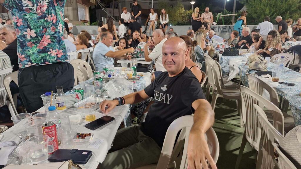 «Βούλιαξε» παραμονή Δεκαπενταύγουστου η πλατεία της Τέμενης ΦΩΤΟ