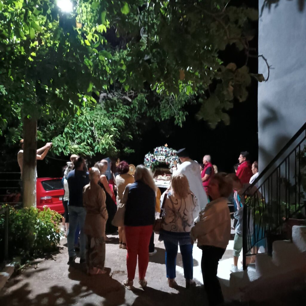 Η περιφορά του Επιταφίου της Παναγίας στην Κερπινή Καλαβρύτων ΦΩΤΟ
