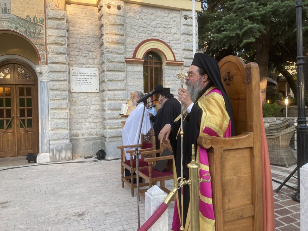 Υπαίθριος ο πανηγυρικός Αρχιερατικός εσπερινός στα Καλάβρυτα ΒΙΝΤΕΟ-ΦΩΤΟ