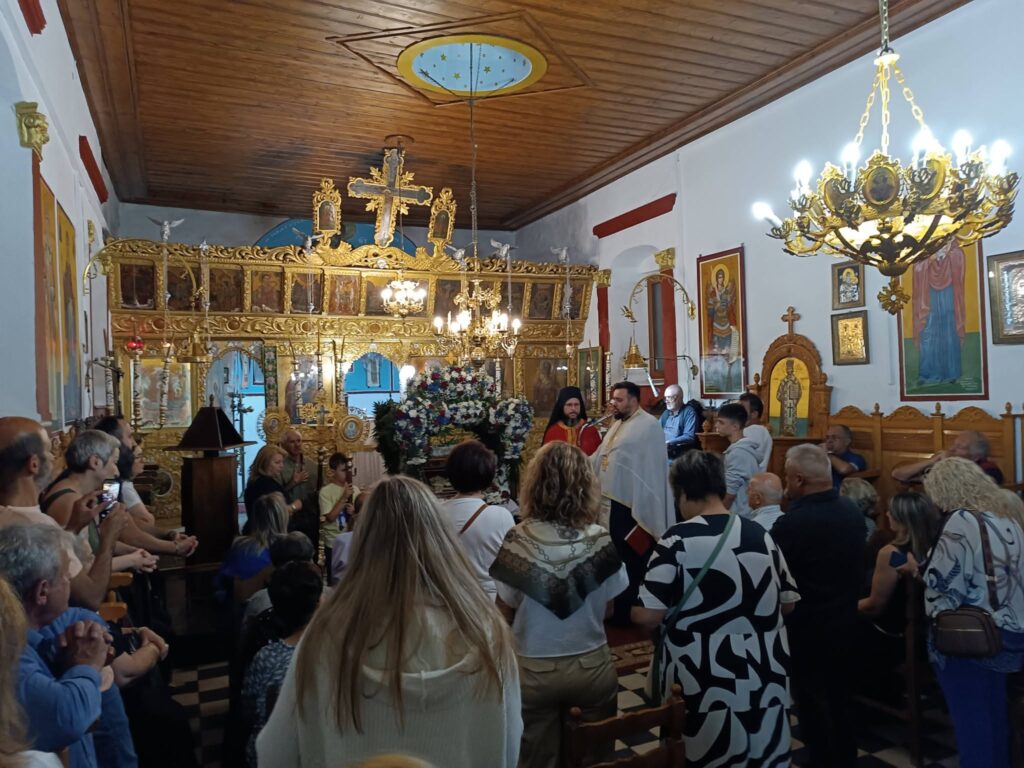 Η περιφορά του Επιταφίου της Παναγίας στην Κερπινή Καλαβρύτων ΦΩΤΟ