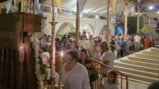Πάτρα: Ουρές πιστών στη Παναγία Γηροκομίτισσα - Κατάνυξη στο ιστορικό Μοναστήρι ΦΩΤΟ