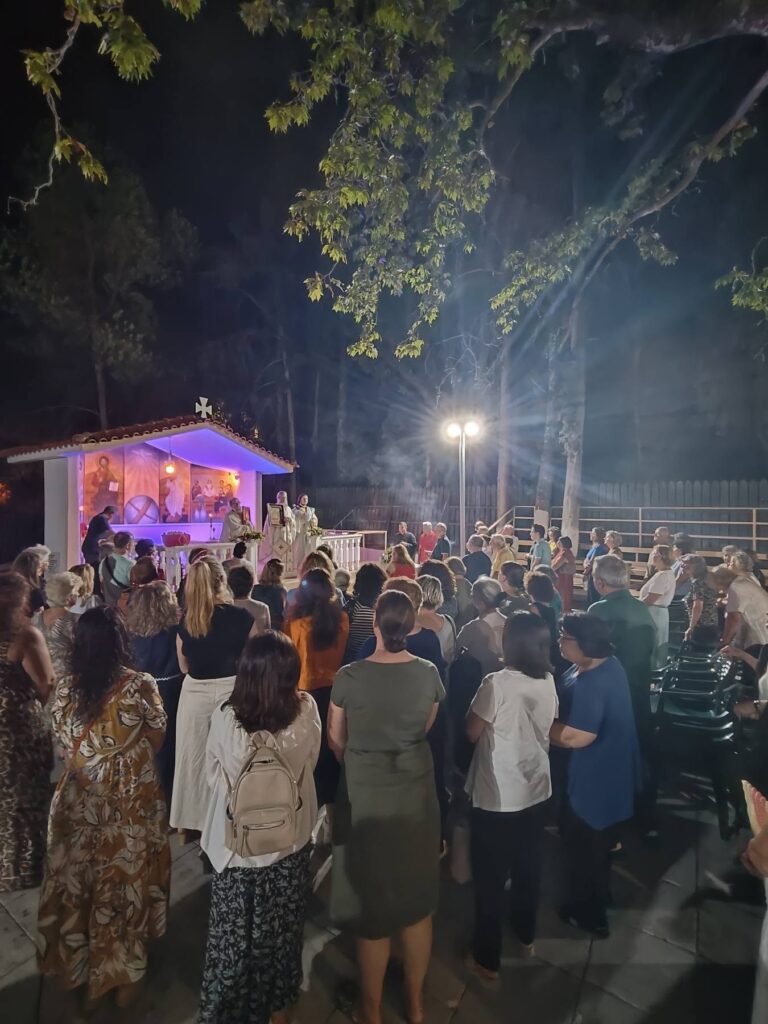 Στον ναό των Αγίων Μυροφόρων Εγλυκάδος τα εγκώμια της Υπεραγίας Θεοτόκου ΦΩΤΟ