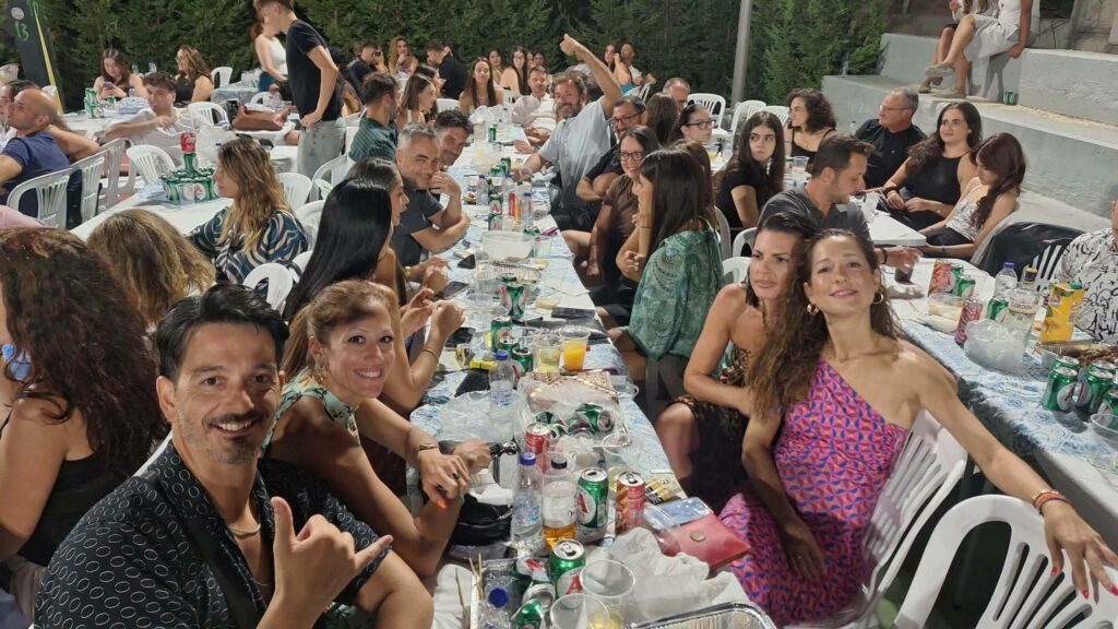 «Βούλιαξε» παραμονή Δεκαπενταύγουστου η πλατεία της Τέμενης ΦΩΤΟ