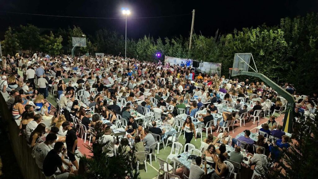 «Βούλιαξε» παραμονή Δεκαπενταύγουστου η πλατεία της Τέμενης ΦΩΤΟ