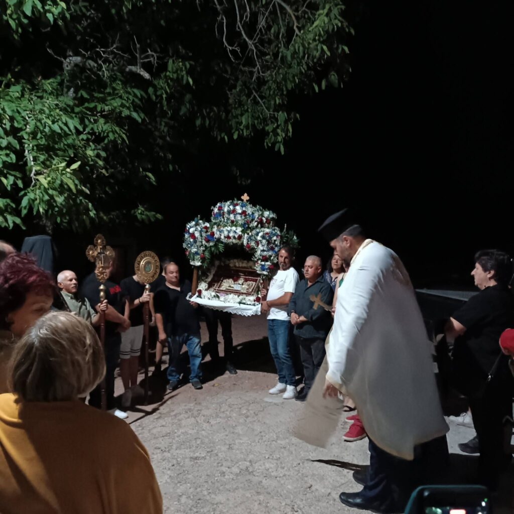 Η περιφορά του Επιταφίου της Παναγίας στην Κερπινή Καλαβρύτων ΦΩΤΟ