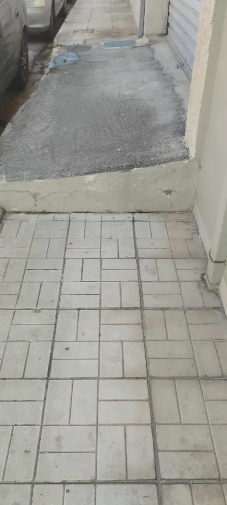 Ζαρουχλέικα: Διαμαρτυρίες για παραμελημένα πεζοδρόμια, αγριόχορτα και ακαθαρσίες ΦΩΤΟ