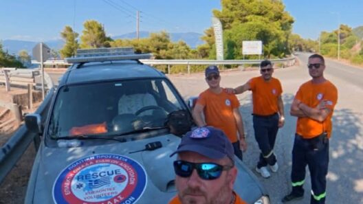 Τέσσερις εθελοντές πυρασφάλειας με πορτοκαλί μπλουζάκια ποζάρουν…