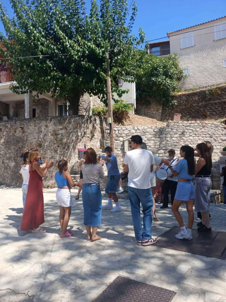 Με ταβούλια ο Δεκαπενταύγουστος στο Καλούσι Ερυμάνθου ΒΙΝΤΕΟ-ΦΩΤΟ