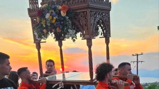 Το Σωματείο Εθελοντών Πυροσβεστών στην περιφορά της Παναγίας στο Μοναστήρι του Μπάλα Πατρών ΦΩΤΟ 13 Εθελοντές πυροσβέστες μεταφέρουν στολισμένο κουβούκλιο με λουλού…
