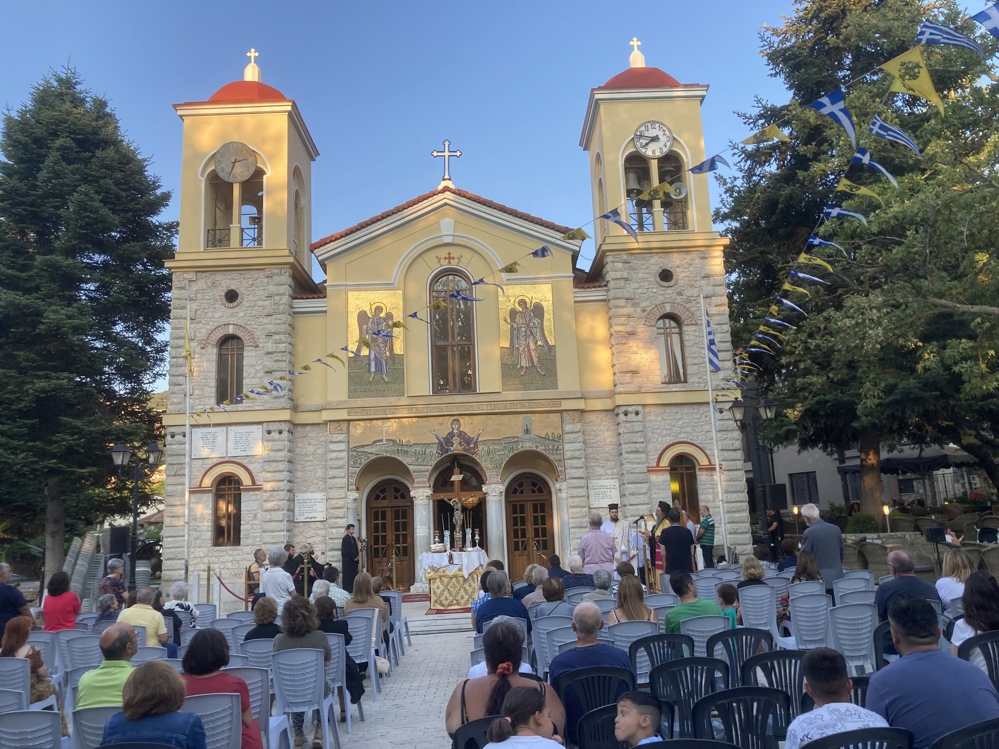 Υπαίθριος ο πανηγυρικός Αρχιερατικός εσπερινός στα Καλάβρυτα ΒΙΝΤΕΟ-ΦΩΤΟ