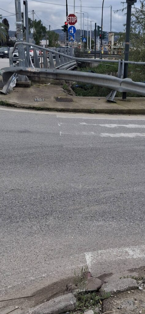 Γλαύκος: Κίνδυνος στις διασταυρώσεις της λεωφόρου με καταστραμμένες μπαριέρες από το 2022 ΦΩΤΟ 7 Γλαύκος: Κίνδυνος στις διασταυρώσεις της λεωφόρου με καταστραμμένες μπαριέρες από το 2022 ΦΩΤΟ