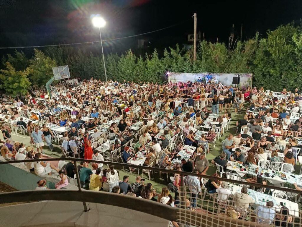 «Βούλιαξε» παραμονή Δεκαπενταύγουστου η πλατεία της Τέμενης ΦΩΤΟ