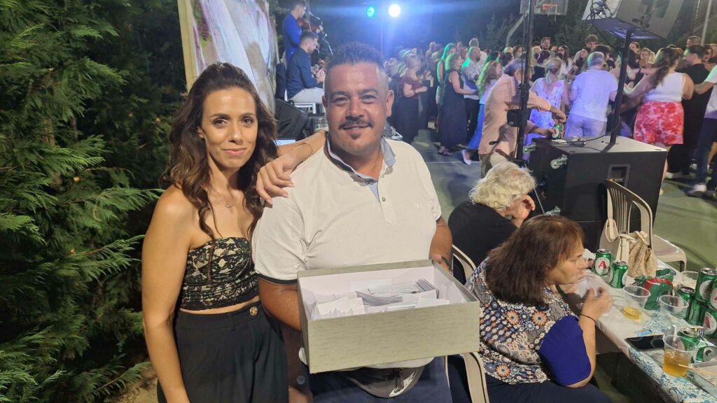 «Βούλιαξε» παραμονή Δεκαπενταύγουστου η πλατεία της Τέμενης ΦΩΤΟ