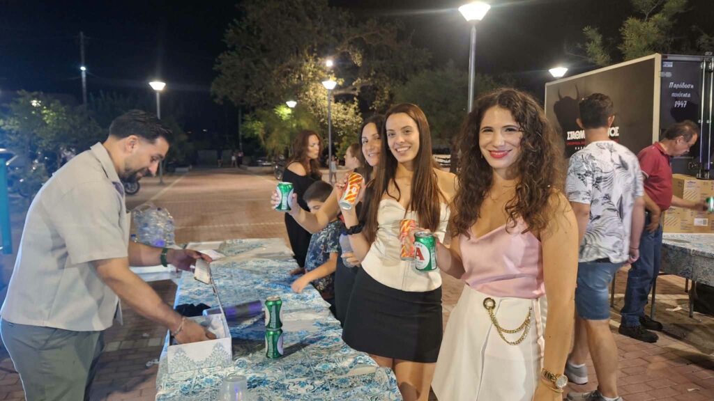 «Βούλιαξε» παραμονή Δεκαπενταύγουστου η πλατεία της Τέμενης ΦΩΤΟ