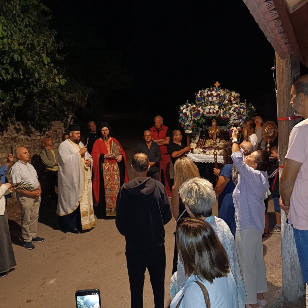 Η περιφορά του Επιταφίου της Παναγίας στην Κερπινή Καλαβρύτων ΦΩΤΟ 11 Η περιφορά του Επιταφίου της Παναγίας στην Κερπινή Καλαβρύτων ΦΩΤΟ