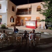 Καραγκιόζης στο σχολείο του Πλανητέρου Καλαβρύτων ΦΩΤΟ