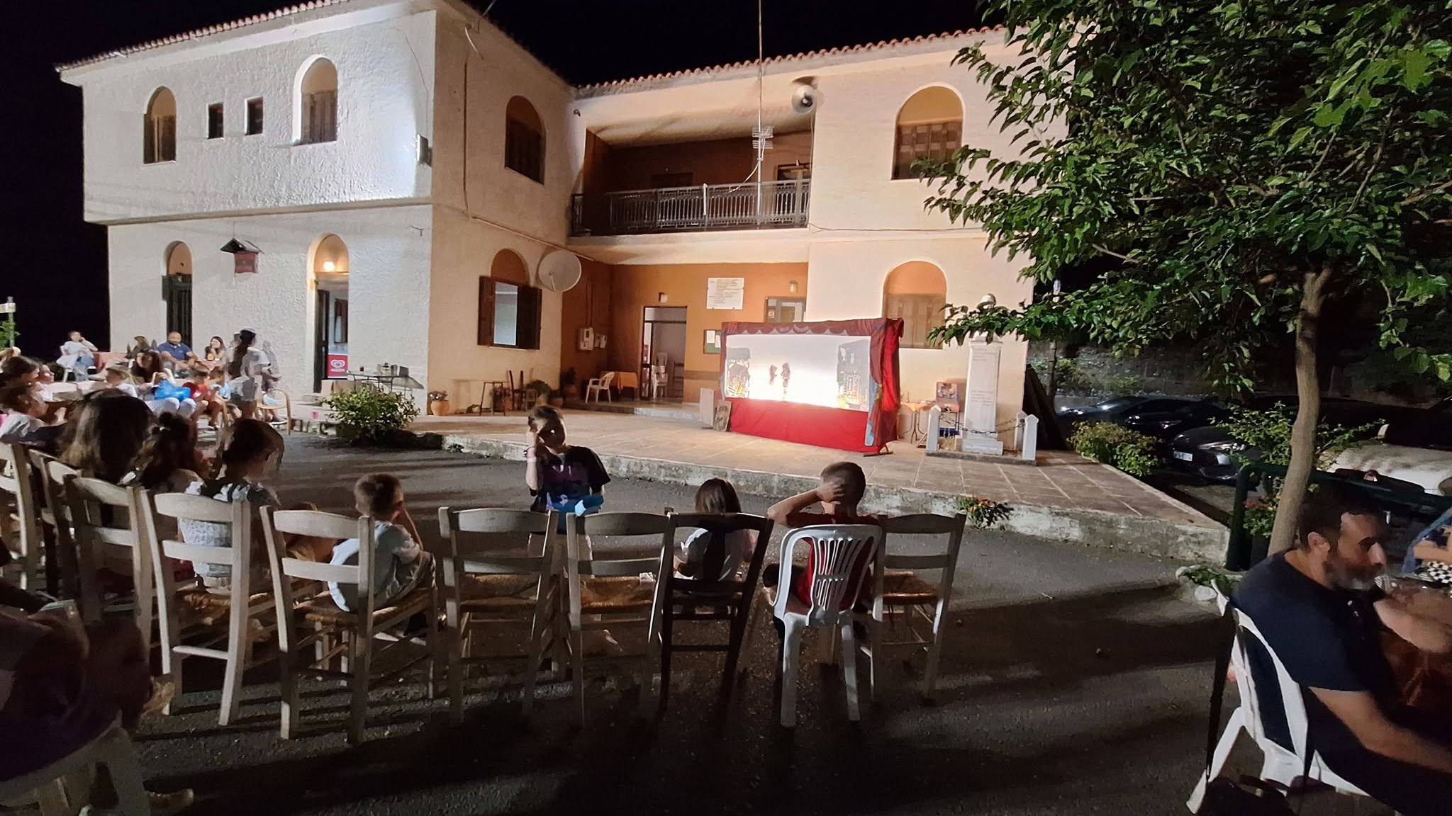 Καραγκιόζης στο σχολείο του Πλανητέρου Καλαβρύτων ΦΩΤΟ