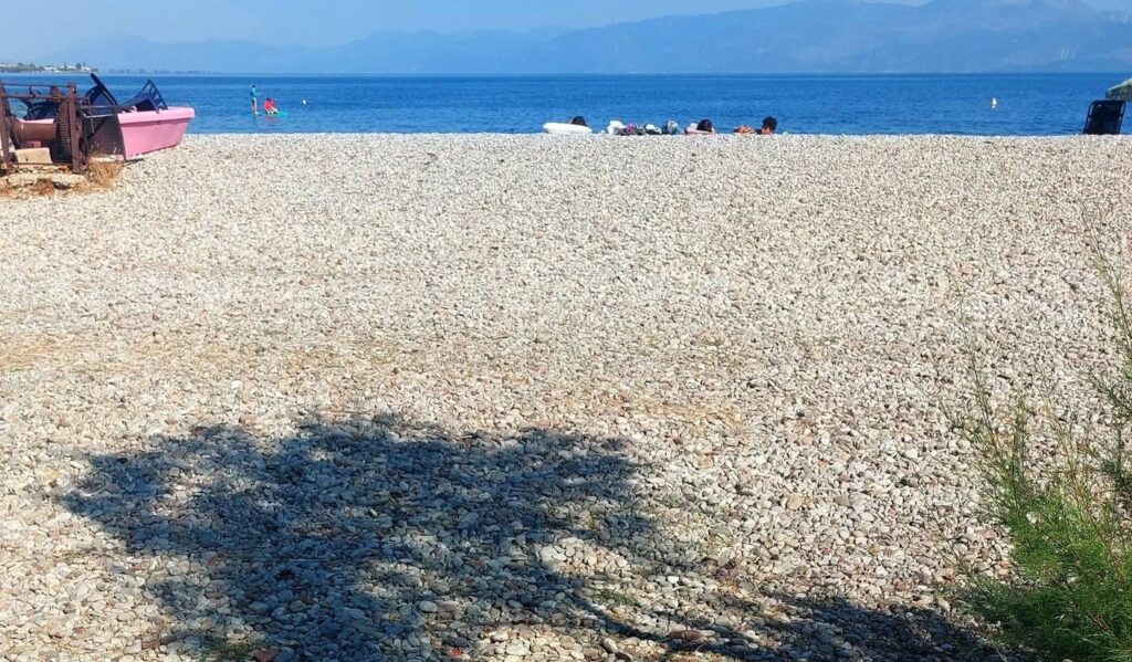 Πούντα: Σακούλες με σκουπίδια γύρω από τις ξαπλώστρες των λουόμενων ΦΩΤΟ