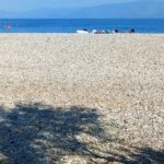 Πούντα: Σακούλες με σκουπίδια γύρω από τις ξαπλώστρες των λουόμενων ΦΩΤΟ
