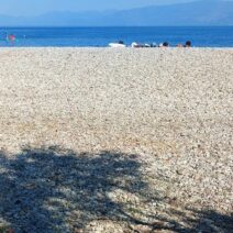 Πούντα: Σακούλες με σκουπίδια γύρω από τις ξαπλώστρες των λουόμενων ΦΩΤΟ 1 Πούντα: Σακούλες με σκουπίδια γύρω από τις ξαπλώστρες των λουόμενων ΦΩΤΟ
