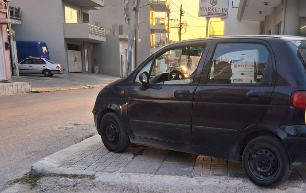 Κάτω Αχαΐα: Οργή για τα παρκαρισμένα οχήματα σε πεζοδρόμια με την Αστυνομία απούσα