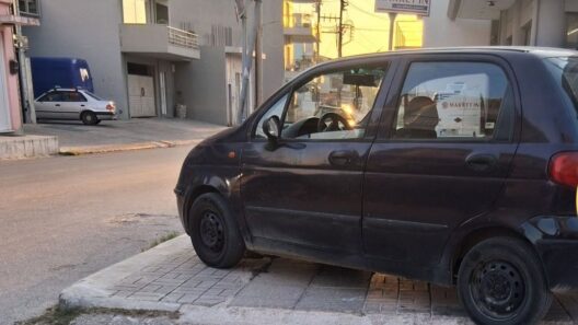 Κάτω Αχαΐα: Οργή για τα παρκαρισμένα οχήματα σε πεζοδρόμια με την Αστυνομία απούσα