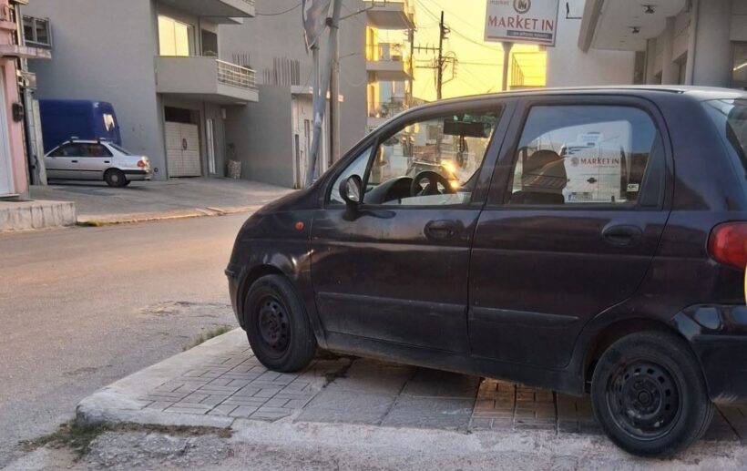Κάτω Αχαΐα: Οργή για τα παρκαρισμένα οχήματα σε πεζοδρόμια με την Αστυνομία απούσα