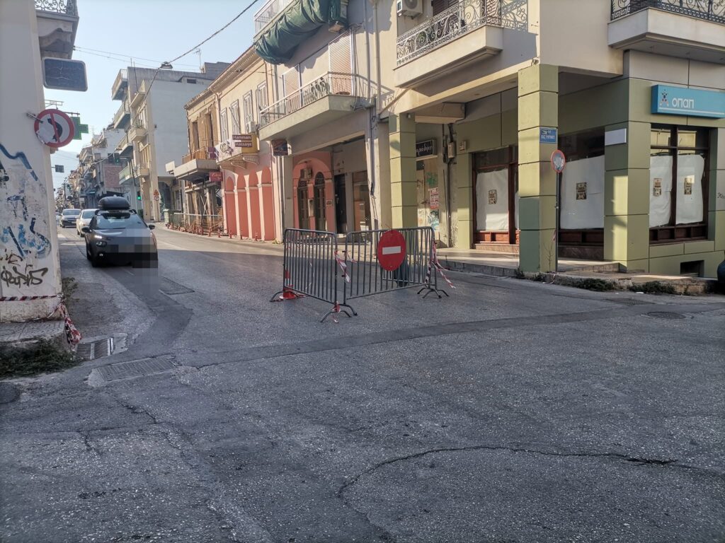 Πάτρα: Η Τροχαία κλείνει την Γερμανού και κάποιοι αυθαίρετα μετακινούν τις μπάρες ΦΩΤΟ 5 Πάτρα: Η Τροχαία κλείνει την Γερμανού και κάποιοι αυθαίρετα μετακινούν τις μπάρες ΦΩΤΟ