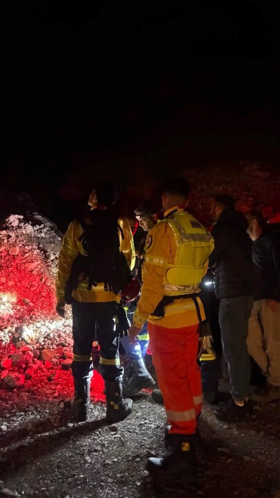 Ερυμάνθος: Ολονύχτια επιχείρηση διάσωσης δύο αδερφών που εγκλωβίστηκαν σε χαράδρα στο Αλεποχώρι ΒΙΝΤΕΟ-ΦΩΤΟ 6 Ερυμάνθος: Ολονύχτια επιχείρηση διάσωσης δύο αδερφών που εγκλωβίστηκαν σε χαράδρα στο Αλεποχώρι ΒΙΝΤΕΟ-ΦΩΤΟ